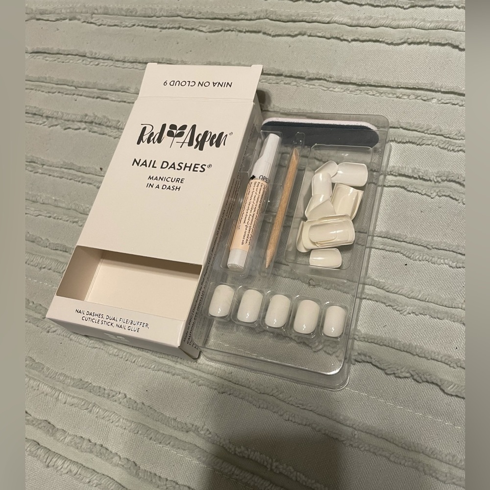 Red aspen nail dashes white